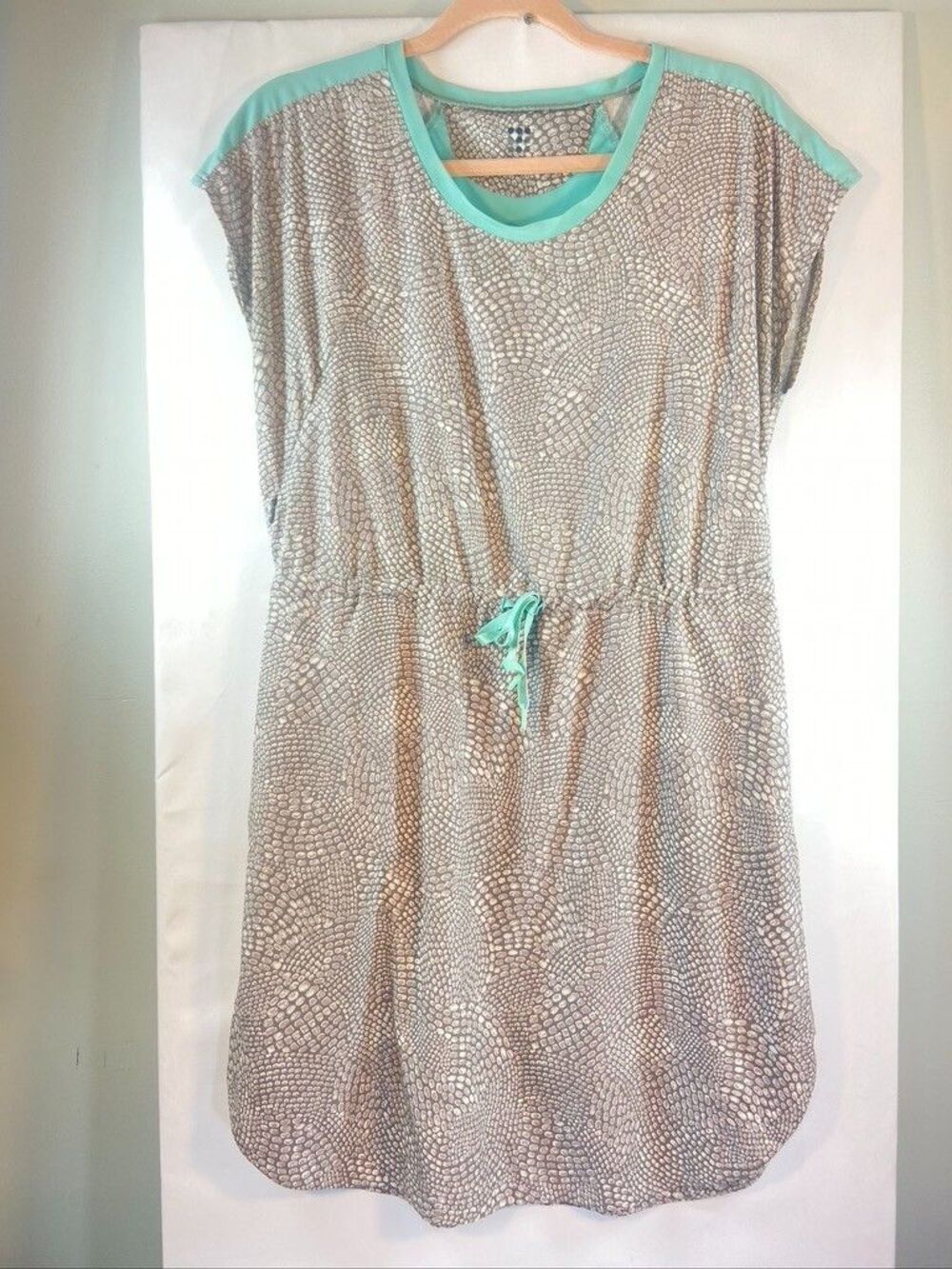 TITLE NINE SNAKE PRINT ALTHLETIC HIKING SHORT DRESS FLUTTER SLEEVES WOMENS MED